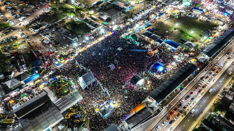 Vista aérea da multidão que ocupa o Parque de Exposições à noite