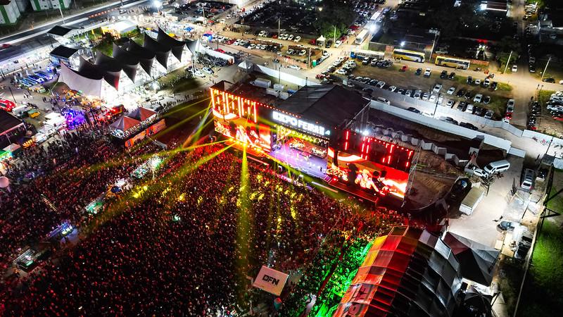 Vista aérea do palco principal lotado na Expofeira 2026