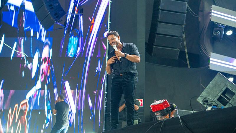 Cantor sorri no palco principal da Expofeira 2026